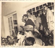 Fidel Castro junto a obreros del C. Australia