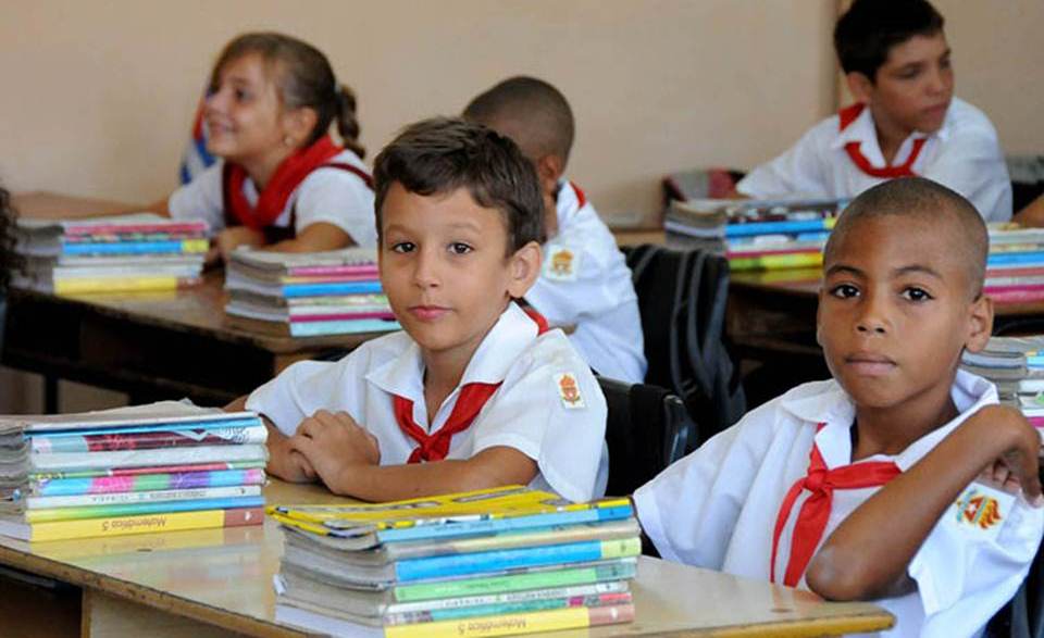 Cuba perfecciona sistema educativo Radio Reloj, emisora cubana de la hora y las noticias