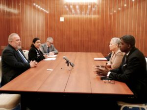 Intercambia Manuel Marrero con ministra de Educación de Bahamas