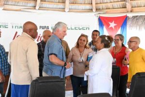 Intercambia presidente cubano con colectivos obreros en la provincia de Camagüey