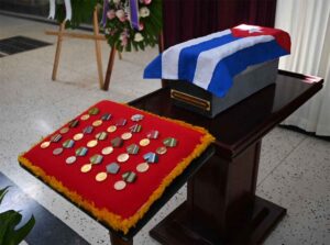 Raúl y Díaz-Canel rinden tributo póstumo al general Andollo