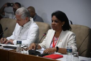 Presidente cubano asiste a debate sobre Adelanto de la Mujer