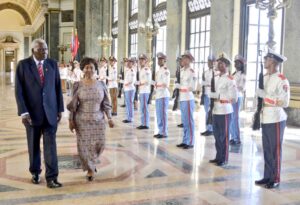 Recibe Esteban Lazo a su homóloga de Angola