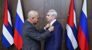 Cuba condecora al vicepresidente de la Duma Estatal de Rusia