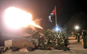 Salvas de artillería en saludo al triunfo de la Revolución Cubana