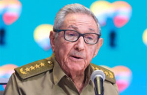 Raúl felicita a la mujer cubana