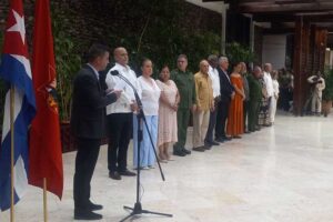 Imponen dirigentes de la Revolución altas condecoraciones a colectivos y jóvenes destacados (+Post) Imponen dirigentes de la Revolución altas condecoraciones a colectivos y jóvenes destacados (+Post)