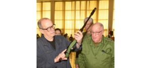 Entregan a cantautor cubano Silvio Rodríguez su arma de combate