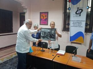 Felicita Díaz-Canel a destacado trabajador de la radio en Cuba Felicita Díaz-Canel a destacado trabajador de la radio en Cuba