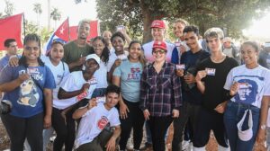 Acompaña Díaz-Canel a jóvenes en jornada de trabajo voluntario por el 4 de abril