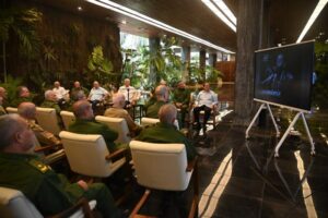 Díaz-Canel dialoga con integrantes de la Asociación de Combatientes de la Revolución Cubana