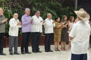 Condecoran a destacados campesinos cubanos