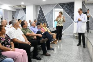 Visita Díaz-Canel hospital González Coro en La Habana.