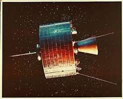 Syncom 2 entra en órbita como segundo satélite de comunicaciones geosíncronas