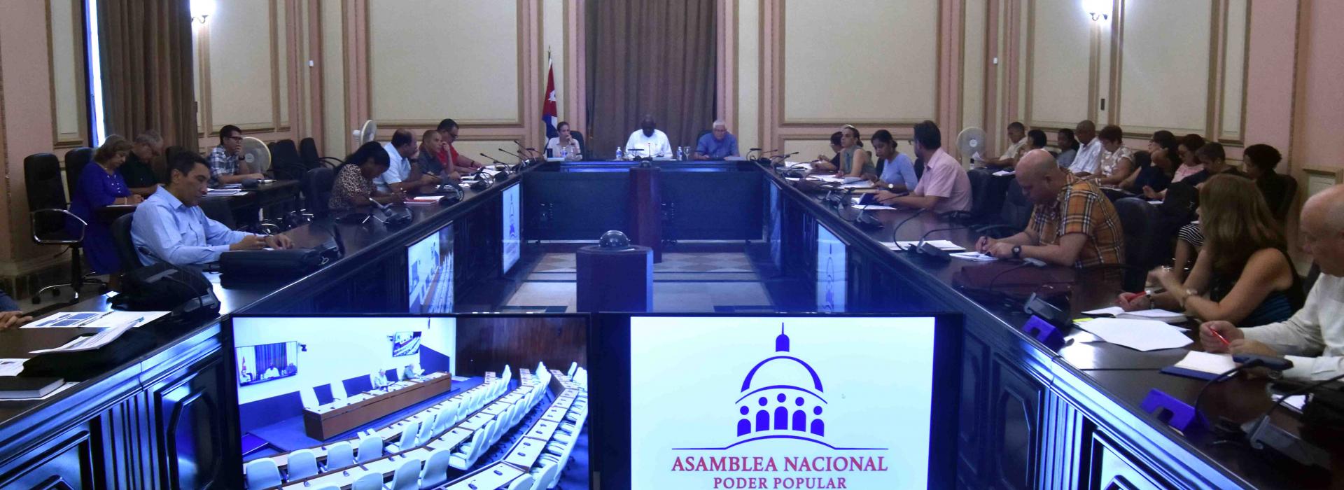 Gobierno de Cuba evalúa el avance de transformaciones económicas y sociales