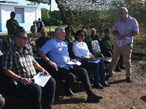 Visita Díaz-Canel fuente de abasto de agua de Paso Seco en La Habana