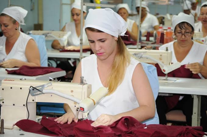 Holguín reporta avance del 53 por ciento en uniformes para grados iniciales