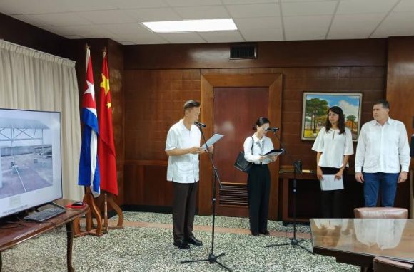Entregó China nuevo donativo de sistemas fotovoltaicos a Cuba