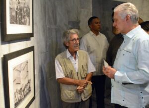 Inauguró Díaz-Canel exposición fotográfica Fidel en la Plaza