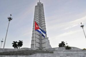 Otorgan al General de Ejército Raúl Castro, réplica del Monumento a José Martí